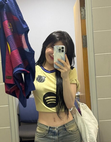 Chaeryeong naked star photos