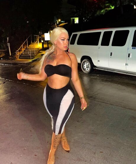 Amber Watkins adult model pics