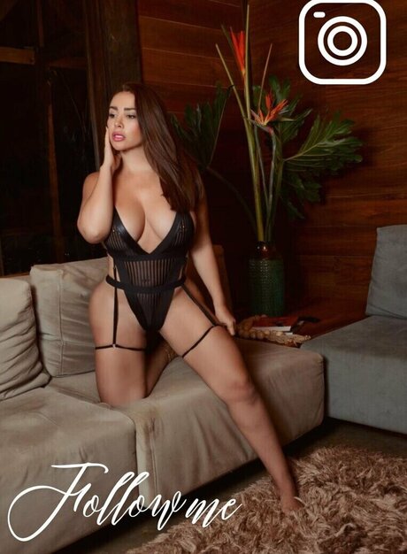 Ninik Style naked model picture