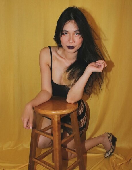 Bessy Q high quality actress photo