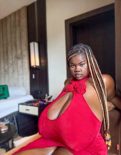 Queen Chi exclusive actress pictures