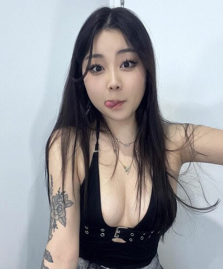 Hanavocado model perfect photo