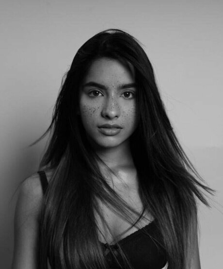 Aurora Sinclair naked model img