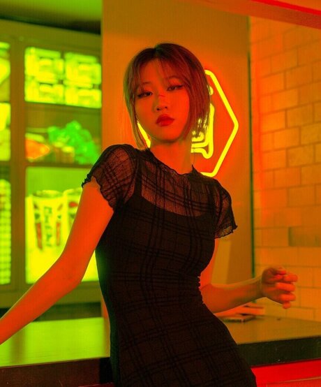 Lo3tus model adult pics