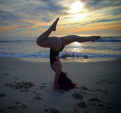 Allison Yellow model pornographic picture