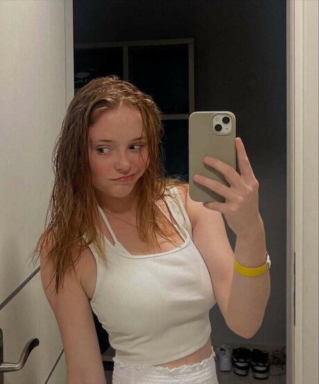 Madeleine b123 star naked pic