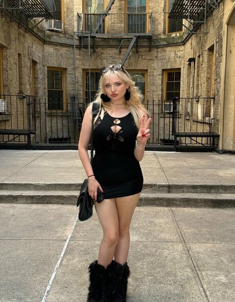 TalkFastEllie model nude photos