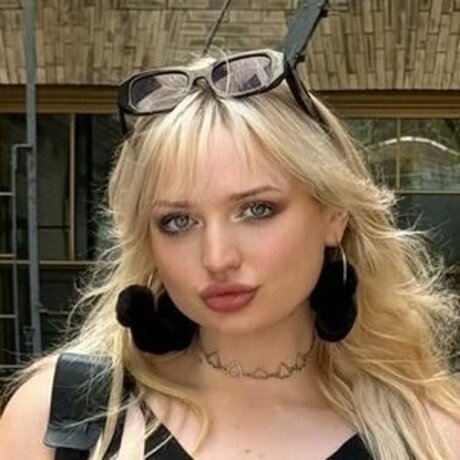 TalkFastEllie model pretty picture