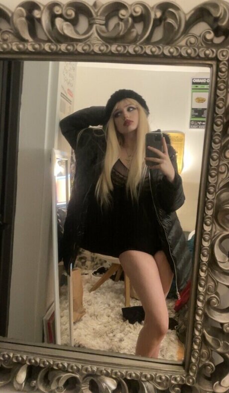 TalkFastEllie model pictures