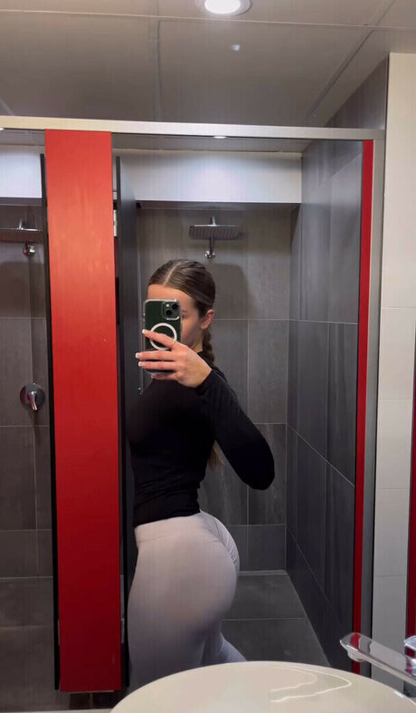 Rachel Chisholm star free img