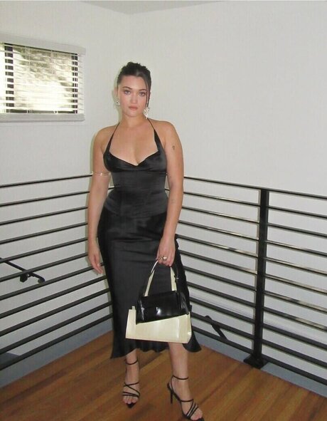 Isa Briones erotic actress img