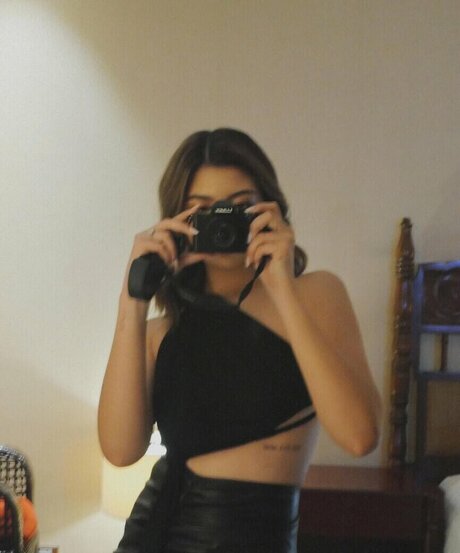 Lianne Valentin hd actress pics