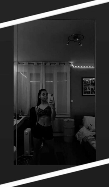 elise cm star naked image