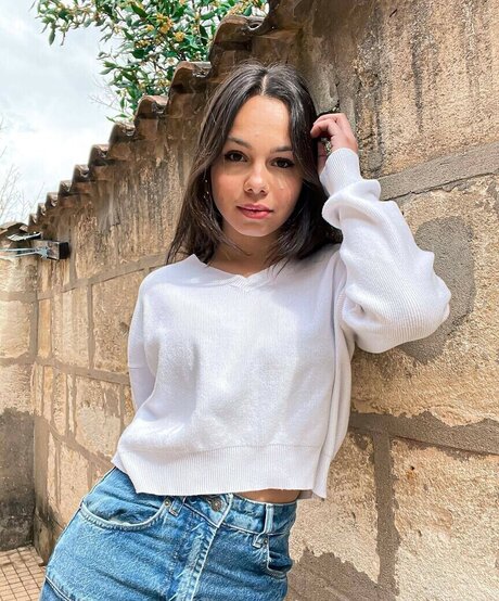 elise cm sexy model pic