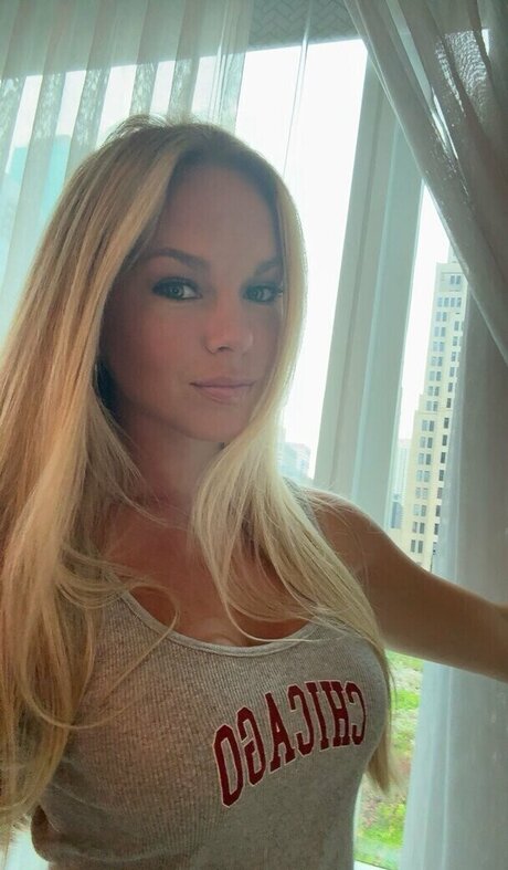 Chloe Rigdon xxx model photo