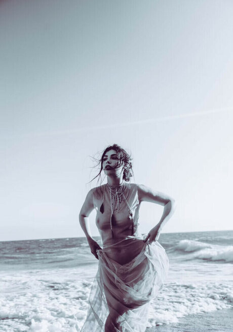 Maud Elena naked model photos