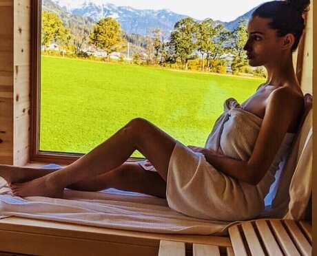 Nadine Menz model image