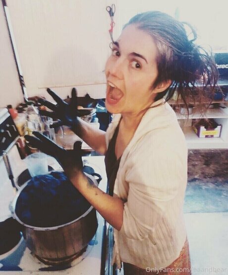 Leah And Bear erotic actress photo