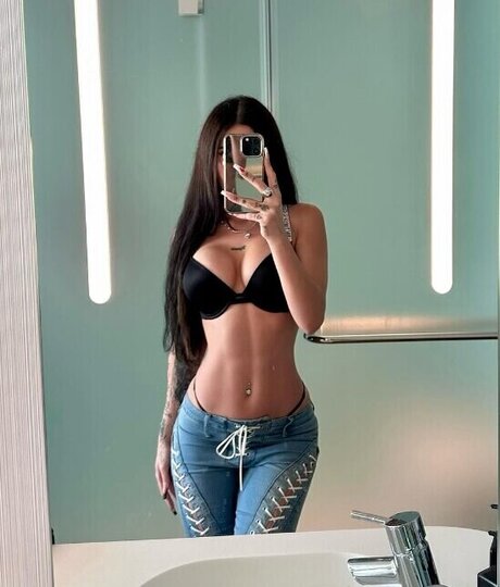 Angebevv exclusive model photo