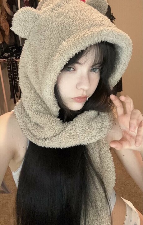 isizzly art actress pictures