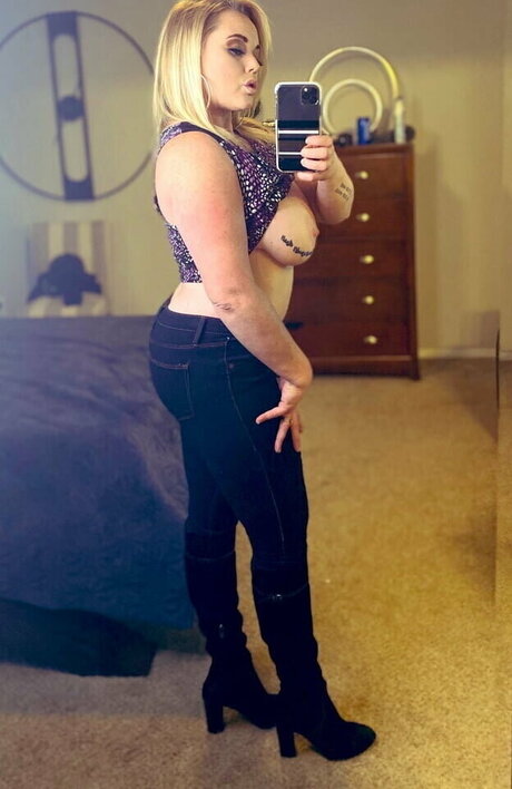 Katrina Thicc model naked pic