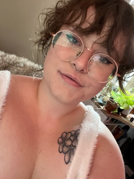 _ScreamQueen_ hd actress img