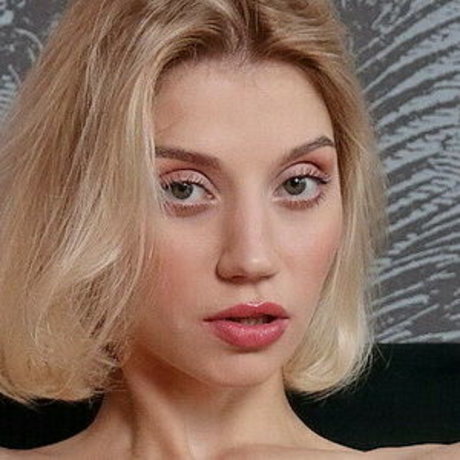 Molly Devon naked model picture