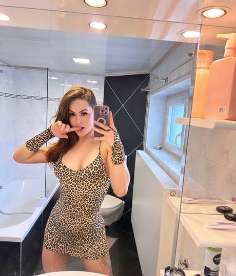 Jhullyane Sayonara sex actress photo