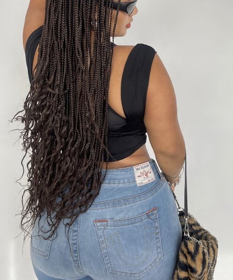 Katelyn Folasade model naked pic