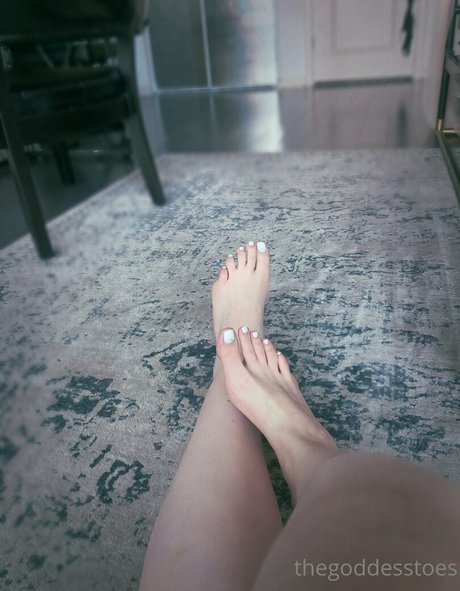 goddesstoesof model pics