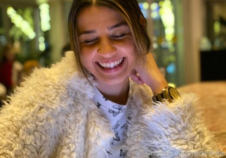 rocketkylie model free pictures