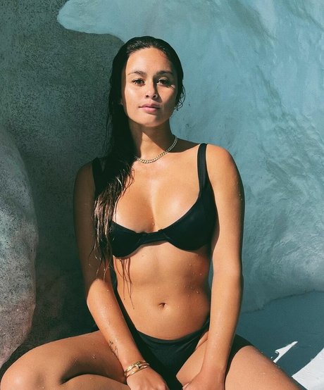 Alessa Holloway model sexy photos