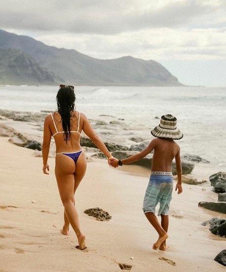 Alessa Holloway star art galleries