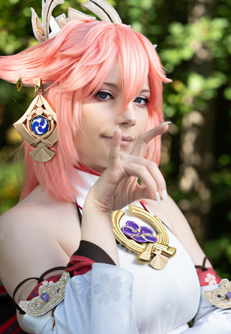 Dera Megurine star nude photos