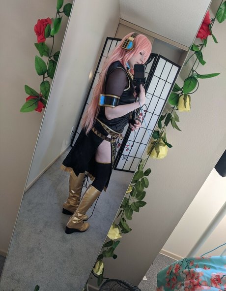 Dera Megurine beautiful star pic