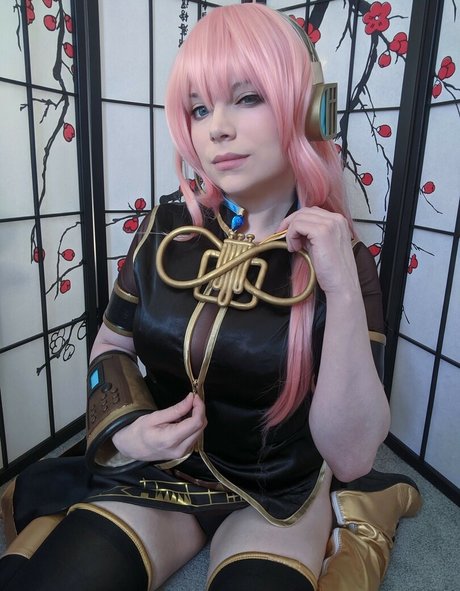 Dera Megurine top actress images