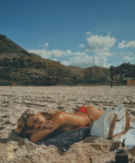 Laura Schadeck pretty model img