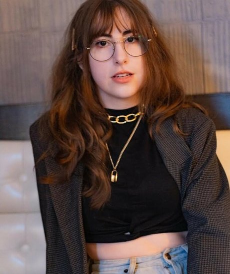 Mrs Bonniie perfect pornstar photos