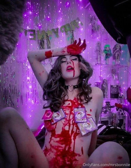 Mrs Bonniie adult model pics