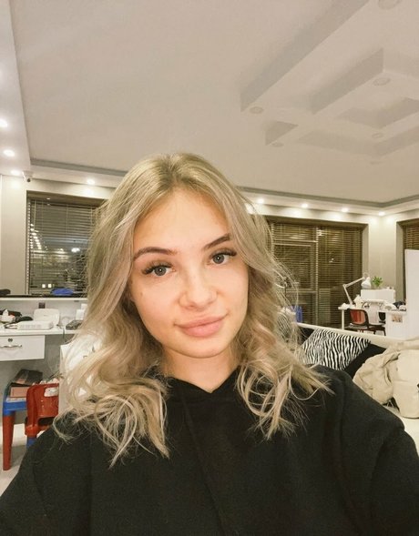 Esvittie pornographic model gallery