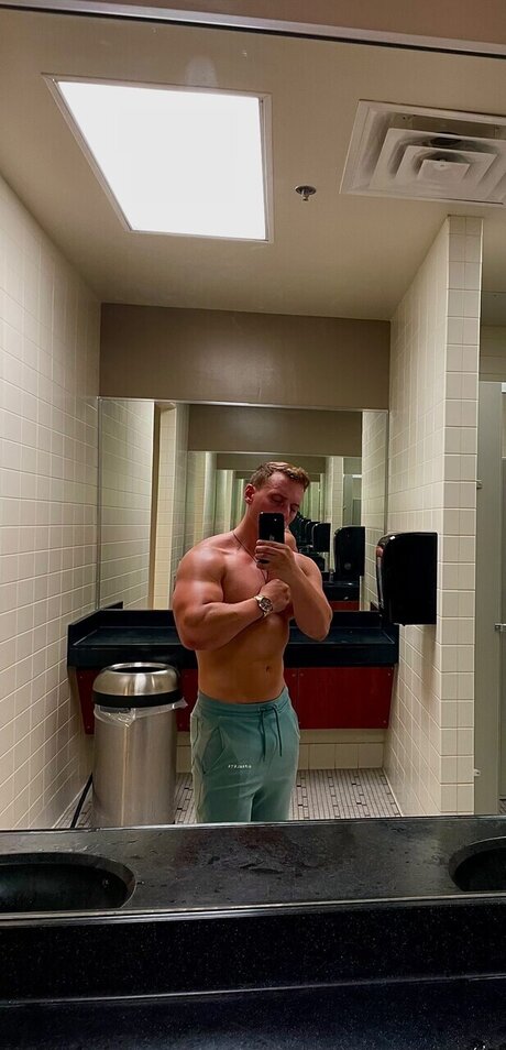 ThePeachyLad pretty model pic