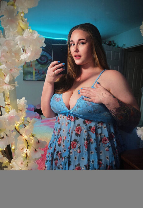 Neon Kitten star erotic pics