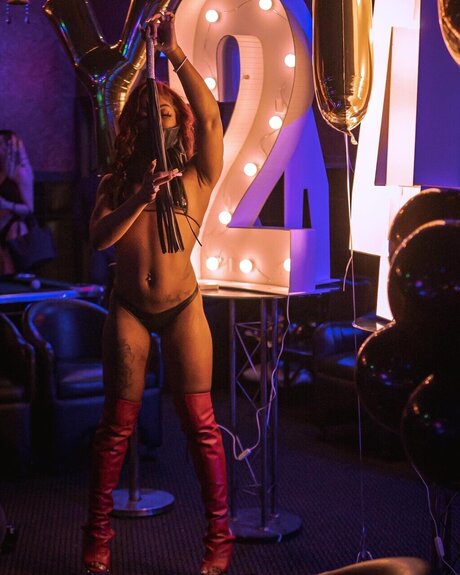 YAZ YEEZY_ model gallery