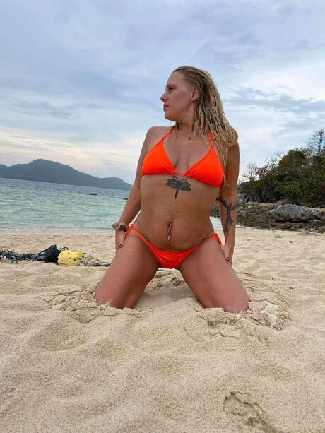 FiveFootBlonde hot actress gallery