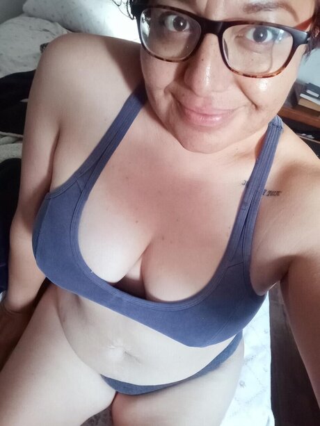 hooters onlyfans pornographic photos