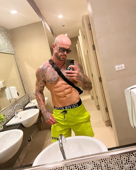 Shredded Kiwi adult star pic