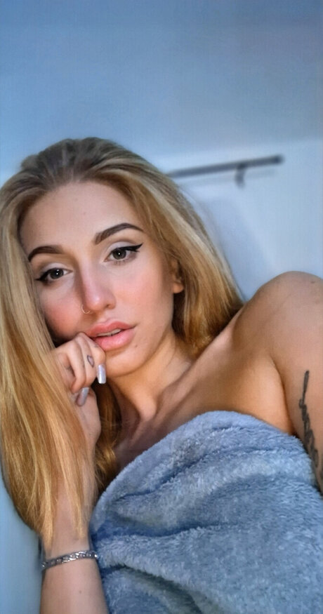 Candi Plush model nude pic