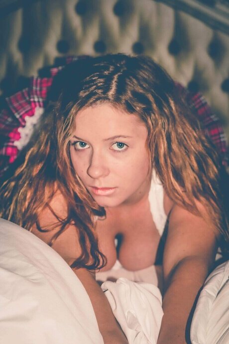 Dat Short Chik model naked gallery