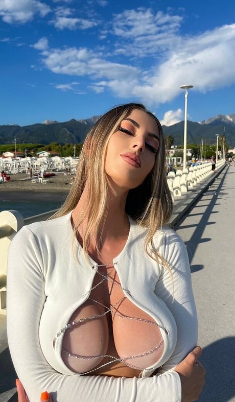 Eva Mentas nude model pic