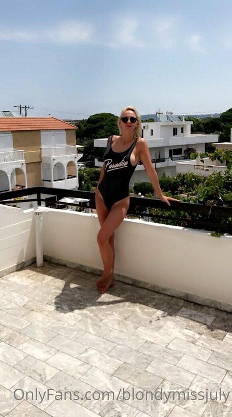 blondymissjuly model pretty pics